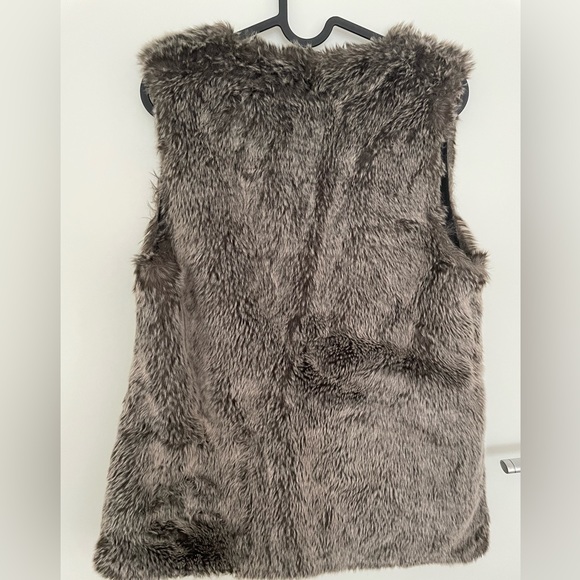 Aritzia - Talula Faux Fur Vest - Picture 3 of 3